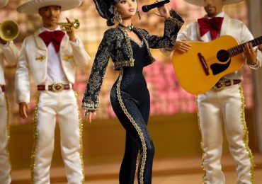 Mattel rinde homenaje a Juan Gabriel con una muñeca Barbie exclusiva