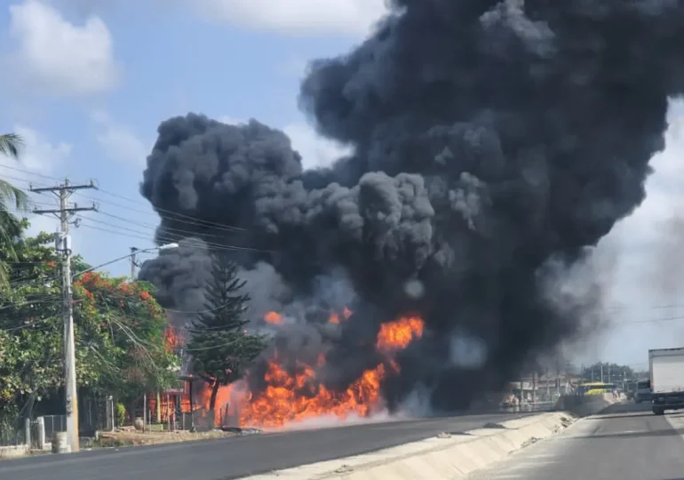 Reportan varios vehículos incendiados en la Autopista Duarte