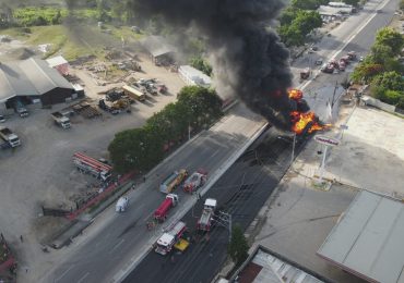 Escapa en medio de las llamas el chofer del camión tanquero que se incendió en autopista Duarte