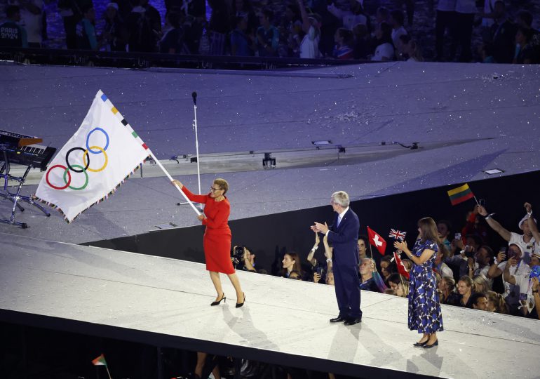 Los Ángeles 2028 recibe de París la bandera olímpica