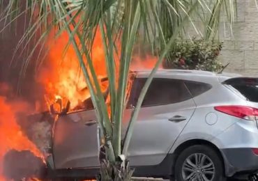 Se incendia de yipeta frente a la embajada de Estados Unidos