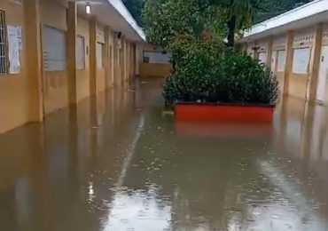 <strong>Escuela República de Japón tiene los sépticos saturados por exceso de agua</strong>