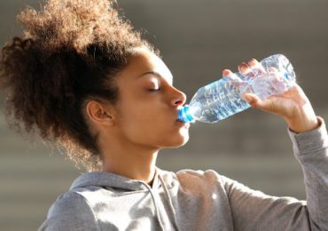 ¡Cuidado! Advierten sobre los peligros de beber agua embotellada