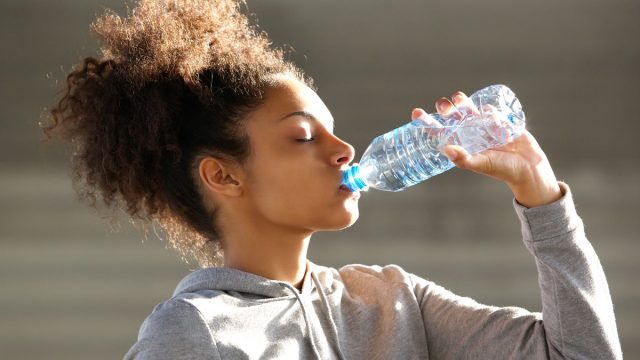 ¡Cuidado! Advierten sobre los peligros de beber agua embotellada