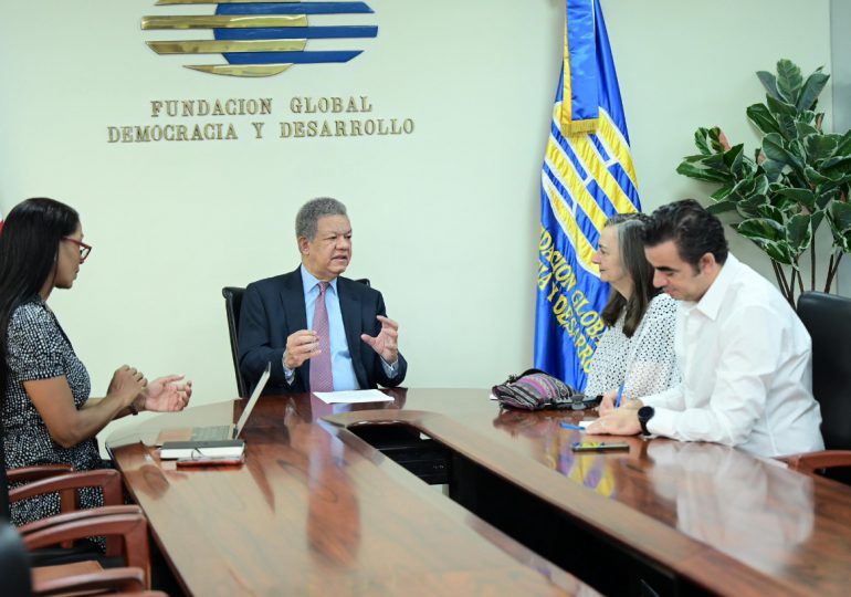 Leonel  se reúne con expertos electorales para buscar una “solución pacífica” a situación de Venezuela 