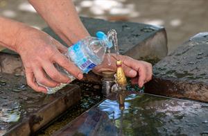 Estudio revela que reducir el consumo de bebidas en plástico ayuda a bajar la presión arterial