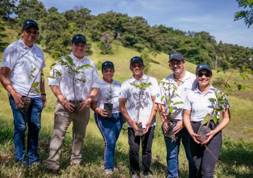 Banco Ademi junto a Plan Sierra siembran 3,500 árboles en San José de las Matas