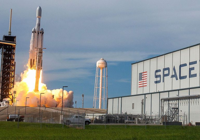 SpaceX apronta la primera misión espacial tripulada que sobrevolará polos terrestres