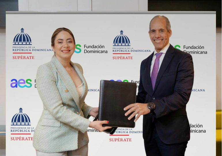 Fundación AES Dominicana y Supérate firman convenio; impulsarán a mujeres emprendedoras