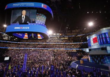 Joe Biden recibe emotiva ovación en la Convención Nacional Demócrata en Chicago