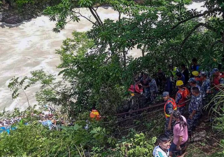 Al menos 14 muertos tras caer autobús a un río en Nepal con 40 pasajeros