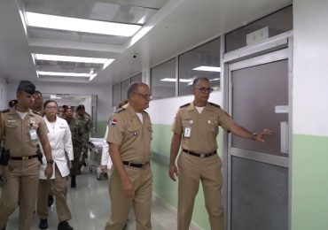 Ministro de Defensa Carlos Fernández visita el Hospital Universitario Docente Central de las Fuerzas Armadas