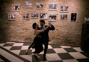 Los ‘taxi dancers’ de Buenos Aires, salvoconducto para novatos del tango