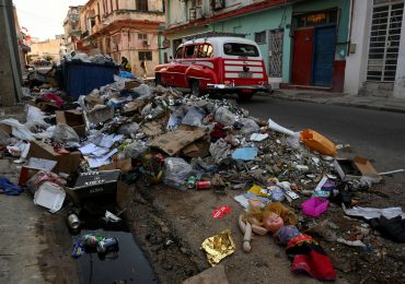 La basura se acumula en una Habana desbordada