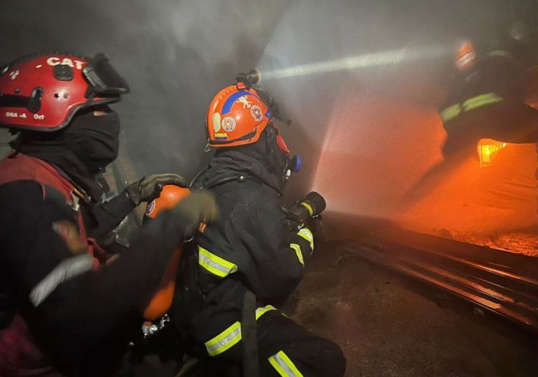 Incendio reportado en el mercado modelo, Santiago, en la Calle El Sol