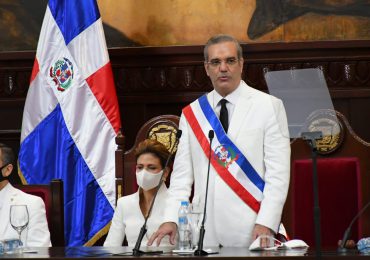 Uso del traje blanco en la toma de posesión: Una tradición desde la era de Trujillo