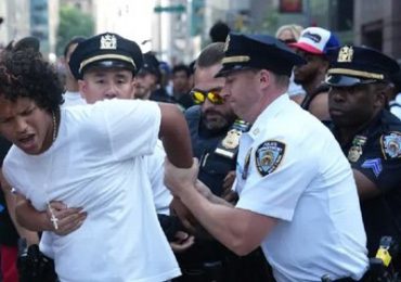 Policía interviene y cierra el desfile dominicano de NY debido a conflictos entre participantes