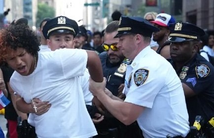 Policía interviene y cierra el desfile dominicano de NY debido a conflictos entre participantes