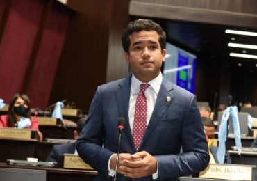 Senador Omar Fernández entrega útiles escolares a niños de distintos sectores del Distrito Nacional