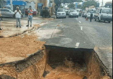 Socavón en la San Vicente de Paúl tras explosión de tubería de agua