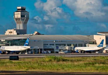 Al menos 18 vuelos cancelados en el aeropuerto de Puerto Rico por la tormenta Ernesto