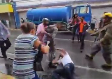 Miembros de la prensa agredidos mientras cubren incendio en el Mercado Modelo de Santiago