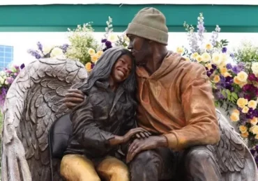 Estatua en honor a Kobe Bryant y su hija Gianna develada frente al Crypto.com Arena