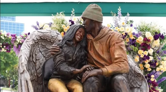 Estatua en honor a Kobe Bryant y su hija Gianna develada frente al Crypto.com Arena