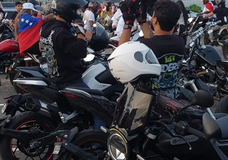 Venezolanos en RD realizan caravana de motocicletas en rechazo a la reelección de Maduro