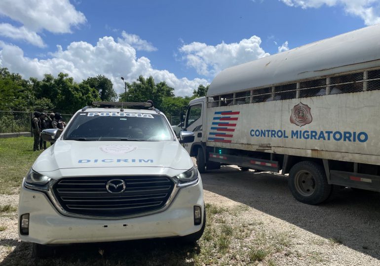 Policía y DGM detienen a 56 indocumentados extranjeros en Barahona y La Romana