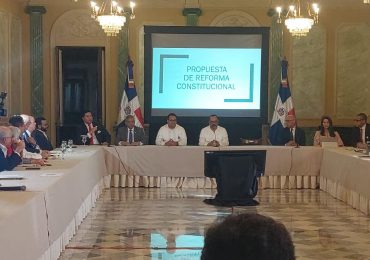 Antoliano Peralta se reune con juristas para discutir propuesta de reforma constitucional