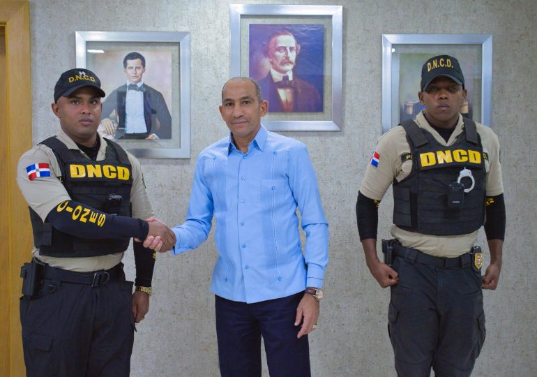 Presidente de la DNCD recibe a los agentes rechazaron soborno en Jarabacoa