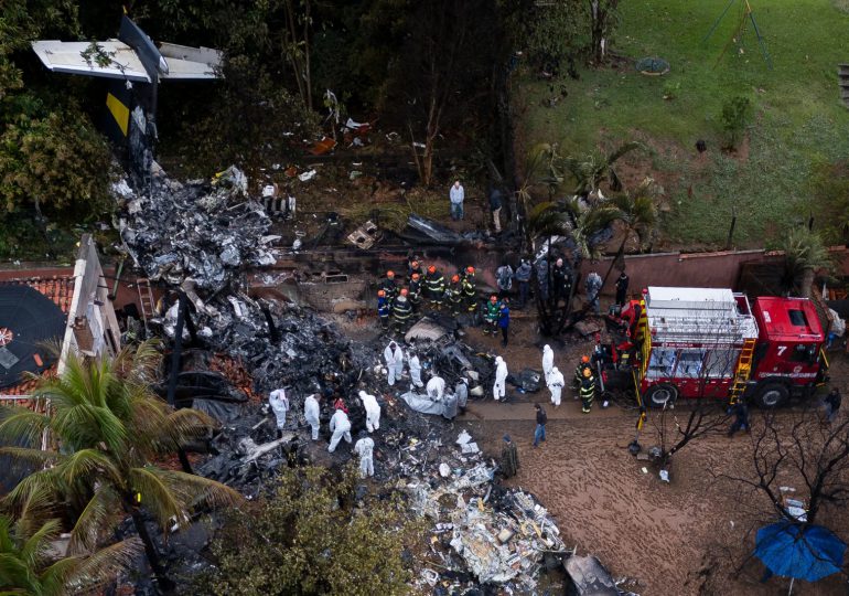 Empiezan a retirar cuerpos del avión que se estrelló en Brasil, causas siguen inciertas