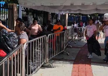 Madres y padres amanecen frente a la alcaldía del DN para intercambiar "plásticos por útiles escolares "