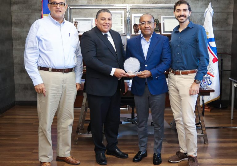 Aeroclub reconoce labor de Víctor Pichardo en favor de aviación general