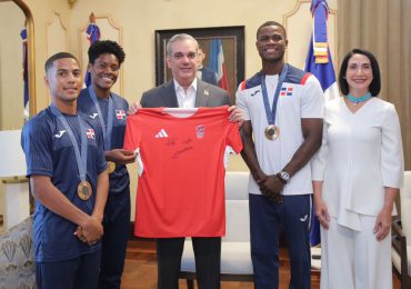 Presidente Abinader recibe a medallistas olímpicos Marileidy Paulino, Yunior Alcántara y Cristian Pinales