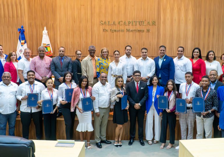 Dío Astacio recibe a jóvenes meritorios de Santo Domingo Este como “Alcalde por un Día”