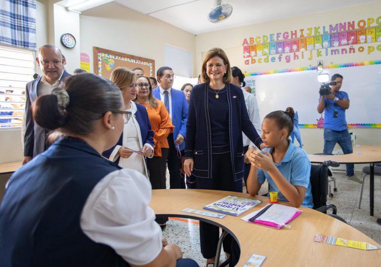 Raquel Peña da inicio al año escolar en Santiago: “Comienza una nueva etapa de aprendizaje”