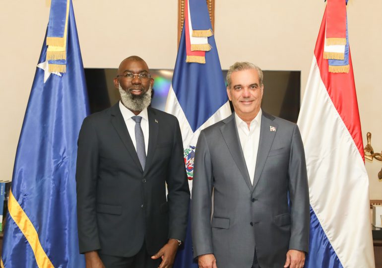 <em>Presidente Abinader sostiene reunión bilateral con primer ministro de Curazao y jefe de la delegación de Países Bajos</em>