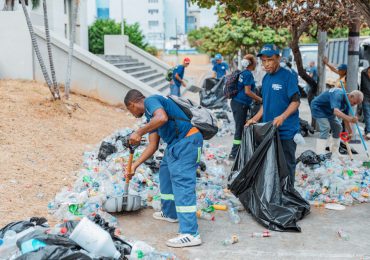 ADN limpia alrededores del Palacio Municipal simultáneamente a realización de Plásticos por Escolares