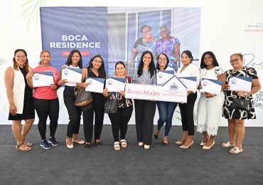 Ministerio de la Mujer otorga más de 5 millones de pesos en Bono Mujer a jefas de hogar en Boca Chica