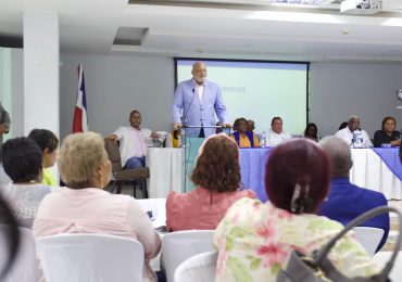 Roberto Fulcar dicta conferencia en Santo Domingo Este