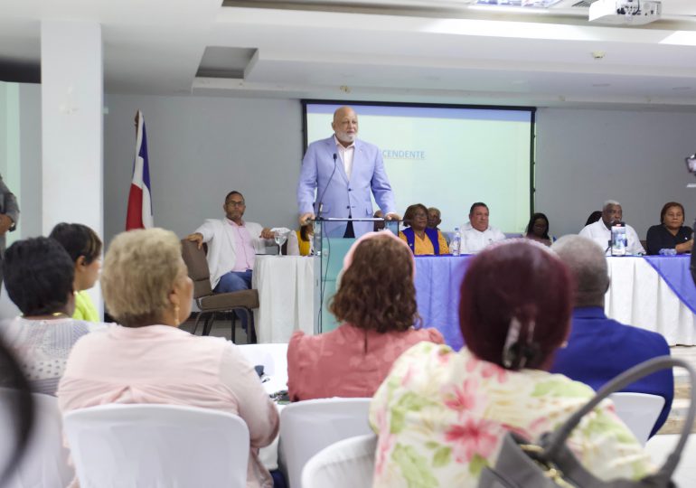 Roberto Fulcar dicta conferencia en Santo Domingo Este