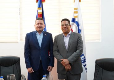 Rafael Cruz se reúne con el director de Compras y Contrataciones durante taller de formación