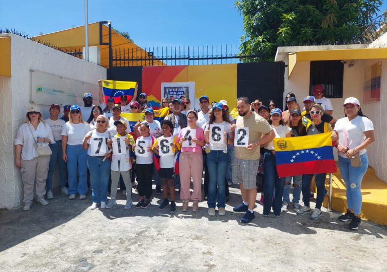 Venezolanos en RD vuelven a protestar contra reelección de Maduro piden a Luis Abinader extender vigencia pasaportes