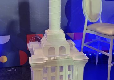 Monumento de Santiago con el logo del Licey; el poder de la impresión 3D