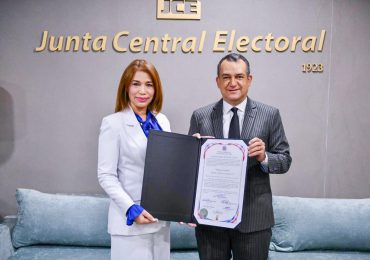 Presidente JCE entrega a Silvia García certificado de elección como diputada electa al PARLACEN