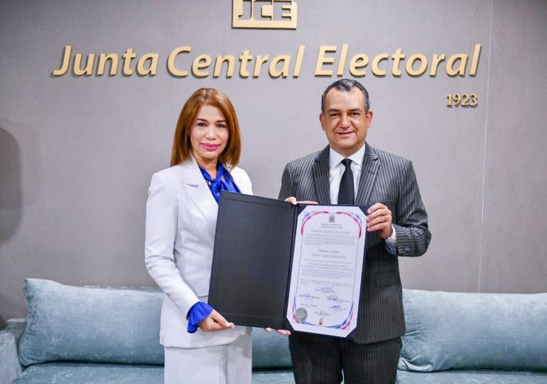 Presidente JCE entrega a Silvia García certificado de elección como diputada electa al PARLACEN