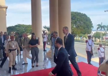 <em>Rey de España llega al Palacio Nacional para reunirse con Luis Abinader</em>