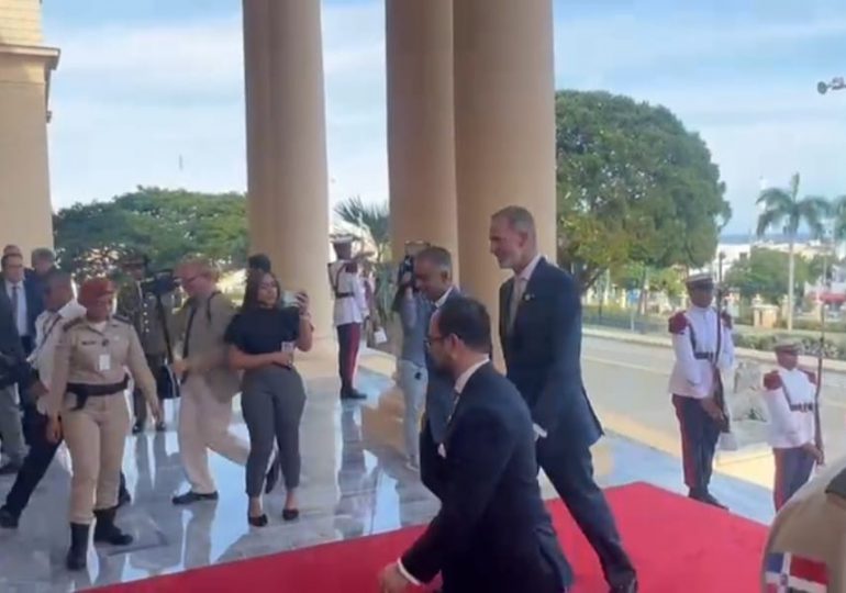 <em>Rey de España llega al Palacio Nacional para reunirse con Luis Abinader</em>